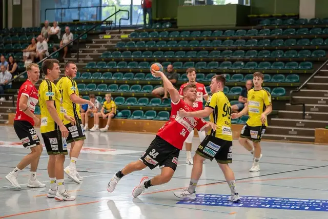 Die HSG Hanauerland (rotes Trikot) startet am Freitagabend in Sandweier in die neue Saison. | Foto: HSG