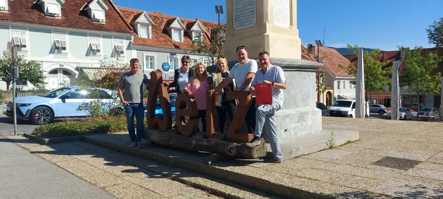 Vor historischer Kulisse in der Partnerstadt Weiz: Oliver Martini (v. l.), Carmen Lötsch, Martina Köllner, Vizebürgermeisterin Monika Langs, Hans-Peter Kopp, Stadtarchivar Reinhard Gütl | Foto: Stadt Offenburg