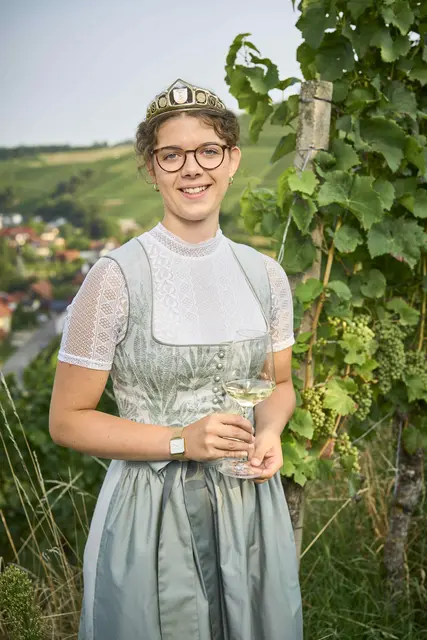 Sophia Männle trägt seit Anfang Juni die Krone der Durbacher Weinprinzessin. Als gelernte Weinbautechnologin bringt sie profundes Wissen rund um den Rebensaft mit, das sie einsetzen möchte, um die Wertschätzung dafür zu steigern. | Foto: Michael Bode