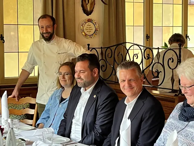 Stefan Junghanns (l.) begrüßte als Vorsitzender der Gewerbevereins Oberwolfach Thorsten Frei (r.) im Hotel "Hirschen" zum Austausch mit Mitgliedern sowie Vertretern des Gemeinderats. | Foto: Glaser