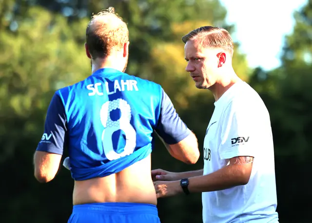 Johannes Wirth holte sich beim Chefcoach Sascha Schröder letzte Instruktionen für das Match gegen den Aufsteiger. | Foto: Fissler