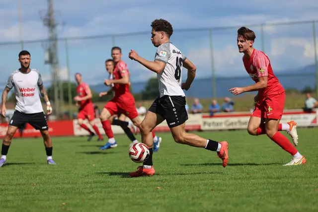 Der SV Linx (weißes Trikot) musste sich dem SV Bühlertal im Derby geschlagen geben. | Foto: Breithaupt