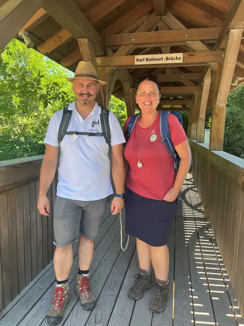 Matthias Rohrer, Mühlenbau 2.0, und die Tourist-Info-Leiterin Melanie Steinlein bieten zwei Mal jährlich die Genuss-Wanderung „Mühlen.Wein.“ an.  | Foto: Glaser
