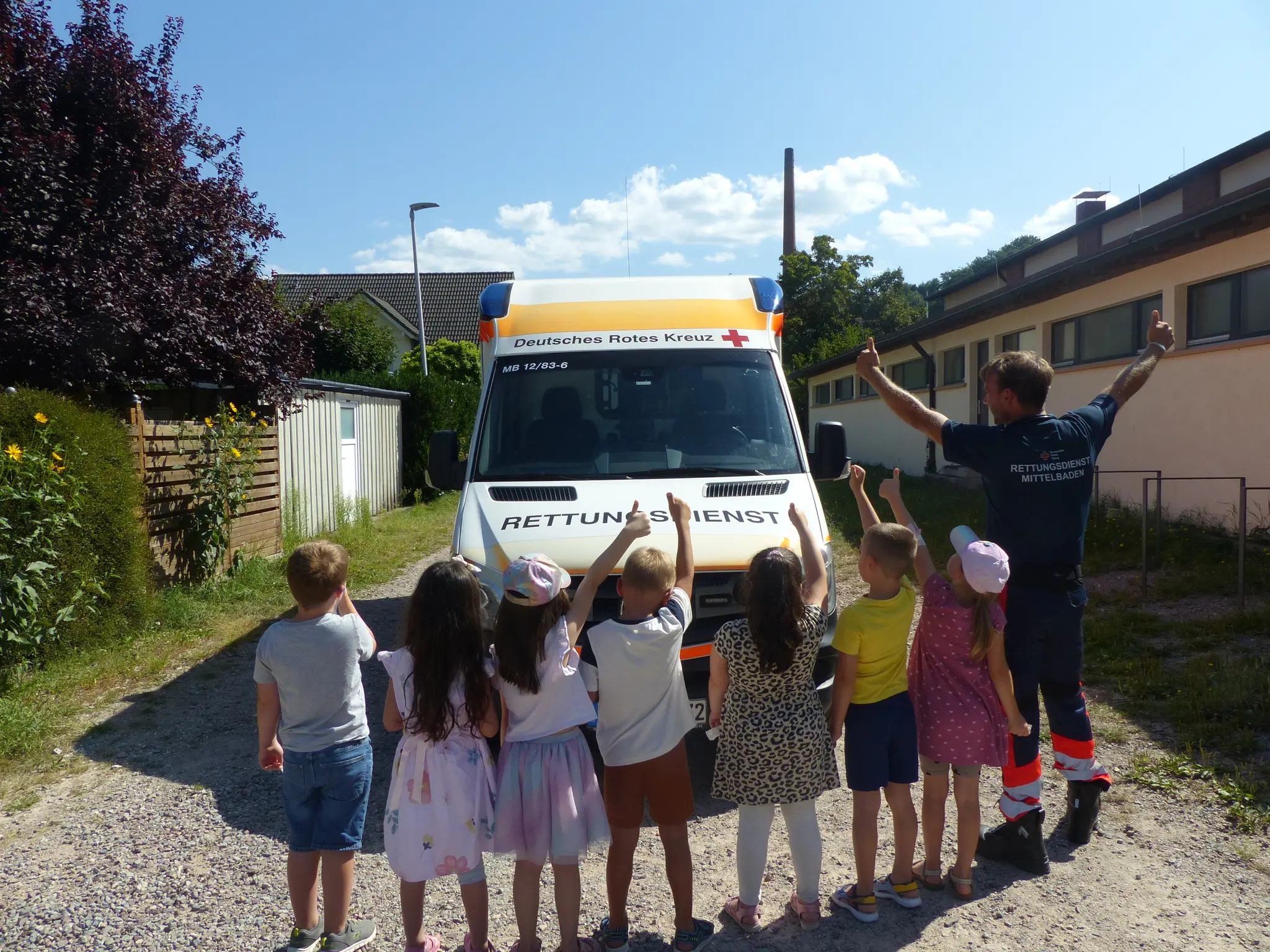  Blaulicht hautnah: Rettungswagen besucht Kindergarten in Oberachern 