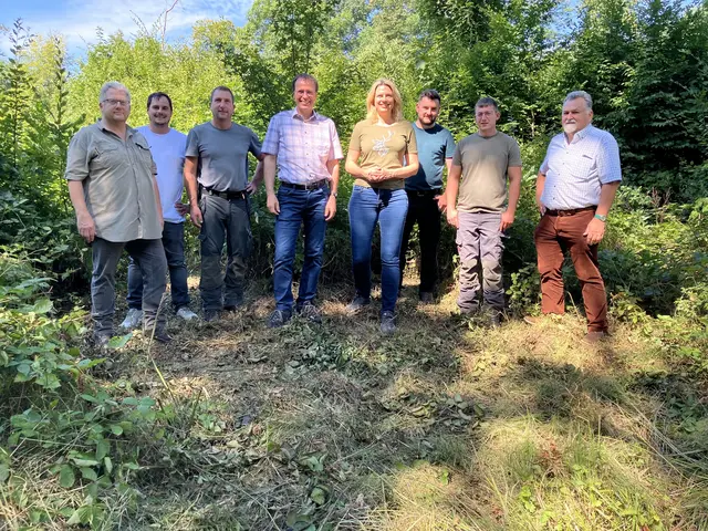 Andreas Broß, Revierleiter TBO (v. l.), Raphael Lehmann, Leiter des Bereichs Technische Dienste TBO, Joachim Weißhaar, Revierleiter TBO, Volker Schebesta MdL, Staatssekretär im Ministerium für Kultus, Jugend und Sport, Sarah Schweizer MdL, Jagd- und Forstpolitische Sprecherin CDU-Landtagsfraktion, Maximilian Lang, Wildtierbeauftragter LRA Ortenaukreis, David Wiedemer, Jagdmanagement TBO, Dieter Blaeß, Vorsitzender des Jägerprüfungsausschusse | Foto: Landratsamt Ortenaukreis/Amt für Waldwirtschaft