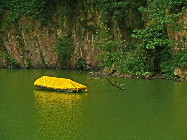 Ankerplatz mitten im Bergsee. 

Dieser wird auch Steinbruchsee genannt, da im 19. Jahrhundert dort Porphyrstein im damaligen Steinbruch abgebaut wurde. Nach der Stilllegung sammelte sich in dem 15 Meter tiefen Felskrater das Wasser einer Quelle, und es entstand ein See, der von einem hohen Felsrund umgeben ist. | Foto: Alfred Schramm