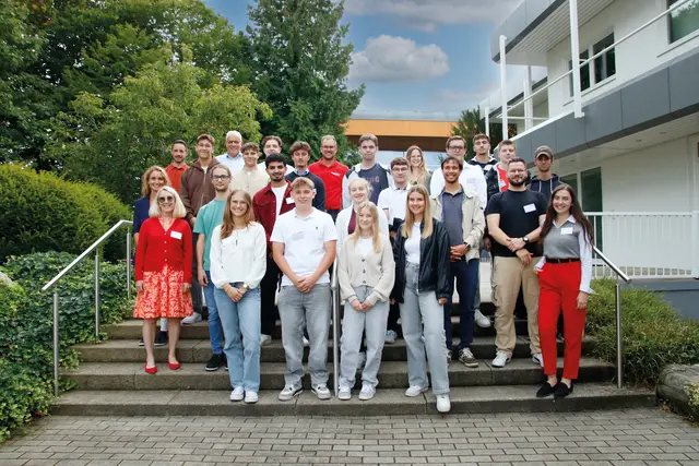 Ausbilder und Mitglieder der JAV heißen die 17 neuen Nachwuchskräfte zum Ausbildungsstart bei WeberHaus in Rheinau-Linx willkommen. | Foto: WeberHaus