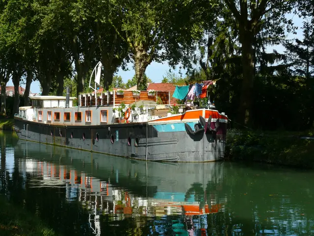 Waschtag an Bord eines vor Anker liegenden Hausboots. Das Foto entstand am Canal du Rhône au Rhin, bei Eschau. | Foto: Alfred Schramm