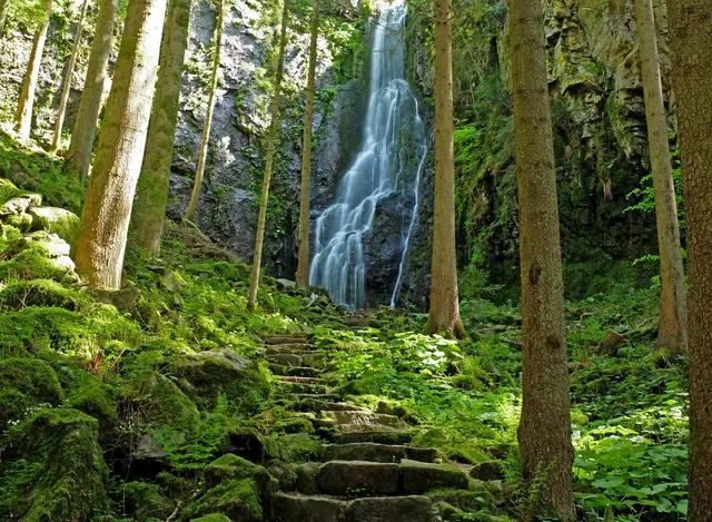 Der Burgbachwasserfall bei Bad Rippoldsau-Schapbach ist zu jeder Jahreszeit eine Fototour wert.
Er zählt mit einer Gesamthöhe von 32 Metern zu den größten freifallenden Wasserfällen in Deutschland.   | Foto: Alfred Schramm