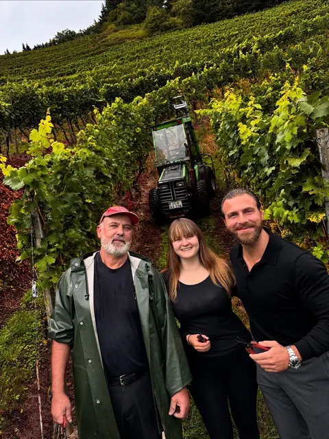 Die Weinmanufaktur Gengenbach-Offenburg startet in die Weinlese: Winzer Klaus Huber (v. l.), Mara Gmeiner, Gengenbacher Weinprinzessin 24/25 sowie Florian Streif, Leiter Direktvertrieb &amp; Marketing. | Foto: Weinmanufaktur Gengenbach-Offenburg