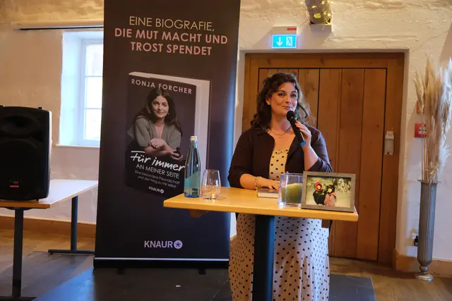 In ihrer Autobiografie, die schnell zum Spiegel-Bestseller wurde, gibt die Schauspielerin Ronja Forcher bisher unbekannte Einblicke in ihr Leben, schreibt von echter Freundschaft, dem großen Absturz, tiefer Trauer, Wut, Liebe sowie unendlicher Dankbarkeit. | Foto: Hotel "Ritter Durbach"
