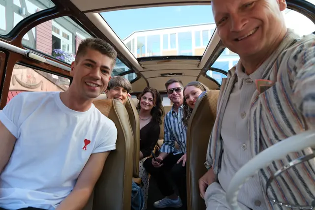 Dominic Müller, Eigentümer des Hotels "Ritter Durbach" (r.), fährt Ronja Forcher (3. v. l.) gemeinsam mit Moderator Maximilian Seitz (l.) und seiner Familie vom Hotel auf Schloss Staufenberg im hoteleigenen Oldtimer-Bus. | Foto: Hotel "Ritter Durbach"