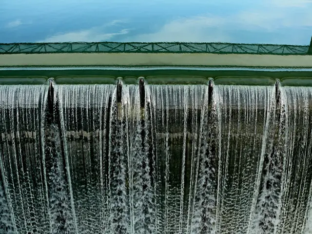 Niagarafälle? Nein!
Es ist bloß der Wasserablauf bei den Staustufen am Rhein des Wasserkraftwerks Straßburg der EDF, das sich bei der sogenannten Rohrscholleninsel befindet. Diese Insel ist als Naturschutzgebiet ausgewiesen und ideal für Landschaftsbilder, insbesondere im Herbst. | Foto: Alfred Schramm