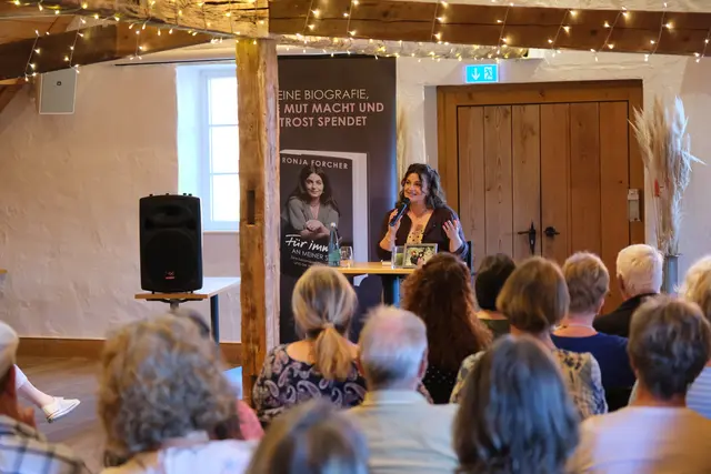 Schauspielerin Ronja Forcher liest im Klingelberger Saal von Schloss Staufenberg aus ihrem Spiegel-Bestseller.  | Foto: Hotel "Ritter Durbach"