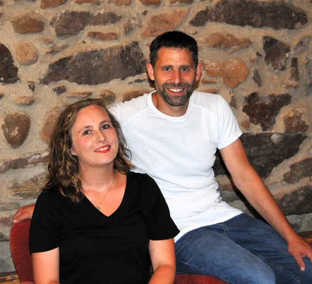 Jenny Schneider und Thomas Wiegert führen die hinreißende Liebesgeschichte von „Gut gegen Nordwind“ in dem Bestseller von Daniel Glattauer „Alle sieben Wellen“ geistreich, witzig und romantisch weiter. | Foto: Johanna Graupe