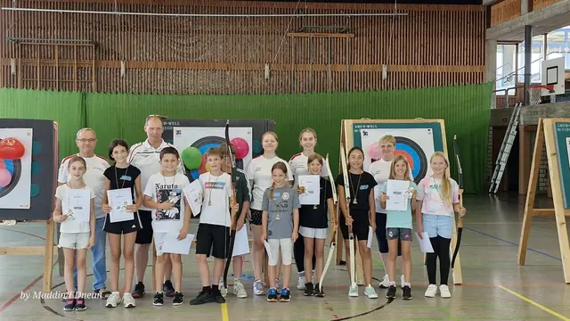 „Es hat einfach nur Spaß gemacht": Auch die zweite Gruppe des Zelli-Ferienprogramms hatte beim Bogenschießen viel Freude – mit den Vereinsmistgliedern des BSC Zell (von links) Helmut Wichmann, Trainer Riccardo Hehr, Miriam Huber, Jette-Sofie Künstle und Bettina Becher erlernten sie das Bogenschießen. | Foto: Verein BSC Zell