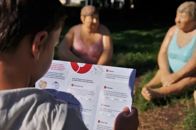 Ein Flyer, acht Fragen und unendlich viel Spaß! Mit der Kinder-Rallye wird die Alltagsmenschen-Ausstellung auch für die kleinsten Gäste zu einem echten Erlebnis!  | Foto: Denise Burkart/Stadt Oberkirch