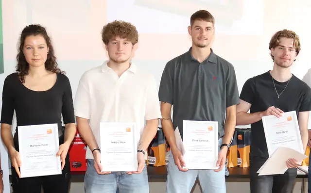 Sie vertreten die Tischler- Schreiner-Innung Ortenau beim Wettbewerb "Gute Form": Marlene Feist (v. l.), Niklas Merk, Elias Salbeck und Emil Best | Foto: Tischler-Schreiner-Innung Ortenau