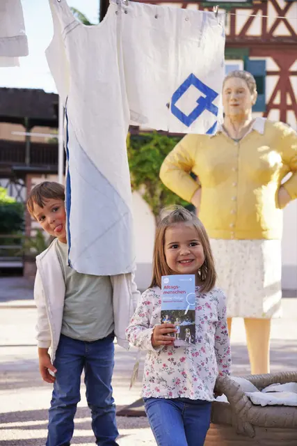 Flyer in die Hand und los geht’s: Bis zum 31. Oktober lädt die Alltagsmenschen-Kinder-Rallye zum Entdecken und Rätseln ein. Teilnehmer haben die Chance auf attraktive Preise.  | Foto: Denise Burkart/Stadt Oberkirch