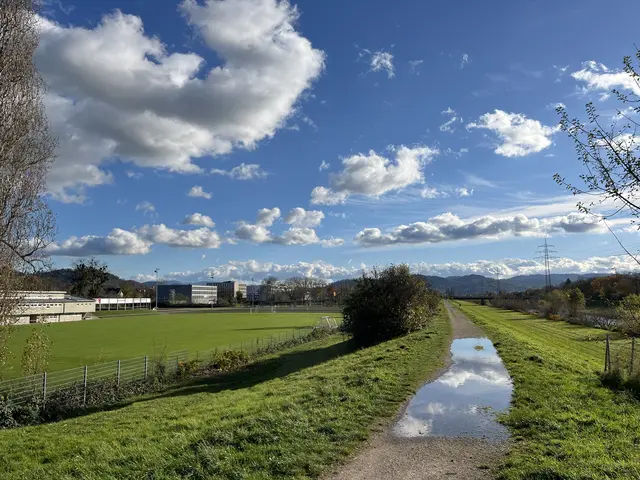 Wo heute noch das Karl-Heitz-Stadion liegt, soll 2032 die Landesgartenschau stattfinden.  | Foto: gro