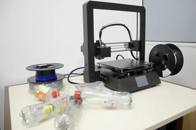 Aus alten Plastikflaschen sollen im Projekt Bottle2Print Filamente für den 3D-Druck werden.  | Foto: Hochschule Offenburg
