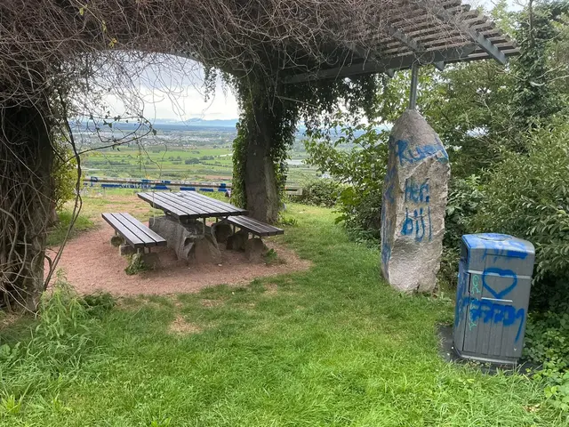 Der Pavillon wurde mit blauer Farbe besprüht.  | Foto: Polizeipräsidium Offenburg