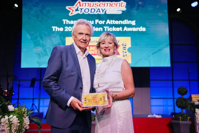 Jürgen und Mauritia Mack nahmen den Golden Ticket Award für den Europa-Park als bester Freizeitpark der Welt entgegen
| Foto: Europa-Park
