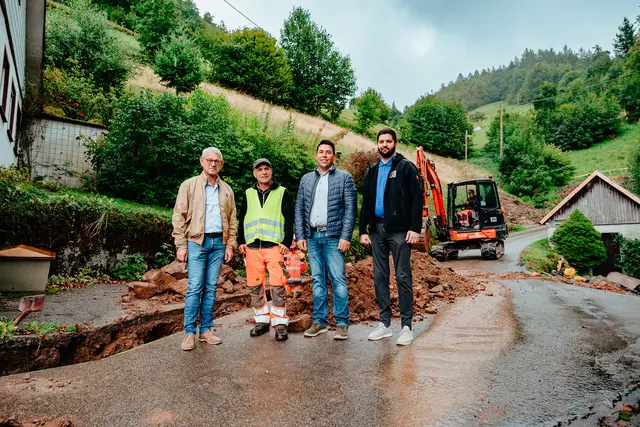 Uwe Gaiser (v. l.), Bürgermeister Oppenau, Muhammed Rukiqi, Josef Schnell Unternehmensgruppe, Matthias Fischer, Ortsvorsteher Oppenau-Maisach, Leon Leppert, Projektmanager Breitband Ortenau  | Foto: Jasmin Fehninger
