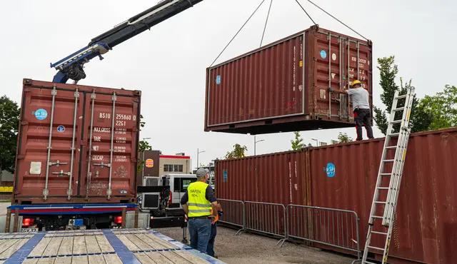 Auf dem Läger-Parkplatz stehen sechs weitere Container, auf denen großformatige Fotografien der Künstlerin Gabriele Engelhardt zu sehen sein werden. | Foto: Stadt Kehl/Lardjah Naba