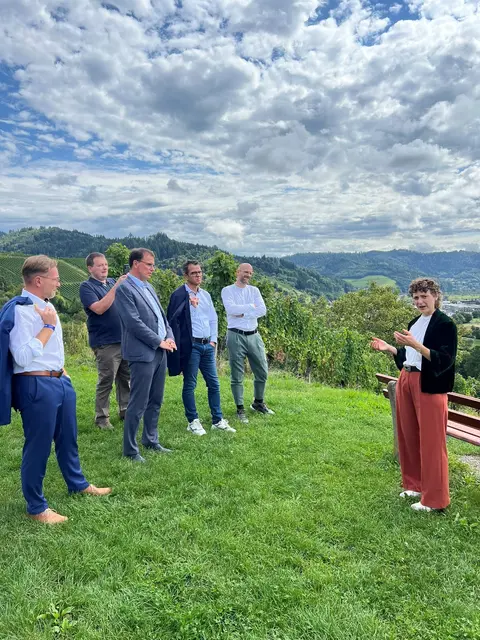 Tour-Konzept-Vorständin Friederike Gaß erklärt (von links) Bürgermeister Sven Müller, Michael Schüle, CDU-Stadtverbandsvorsitzender Gengenbach, Staatssekretär Volker Schebesta, Frank Peter Rottenecker, Vorstandsvorsitzender Volksbank Lahr, und Nikolas Groß,Leiter Public Affairs BWGV, die Planung des Wanderwegs. | Foto: BWGV