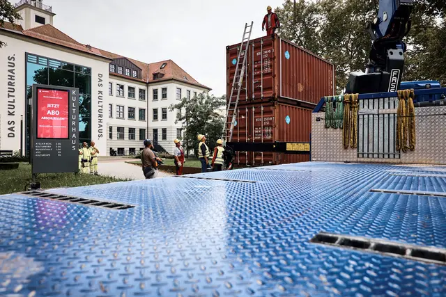 Die Container für die Ausstellung "Kehler Berge" werden vor dem Kulturhaus aufgestellt. | Foto: Markus Dietze
