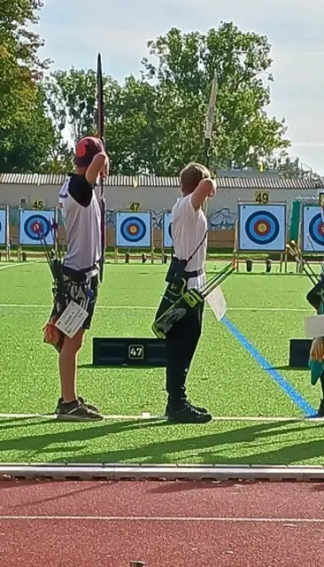 „Scheibe 47“ war das Ziel von David Huber (rechts) vom BSC Zell bei der Deutschen Meisterschaft. Die Windfähnchen oberhalb der Zielscheibe zeigten die Windrichtung an. Links neben ihm sein Kontrahent Manuel Balzer vom Kölner Klub für Bogensport. Er wurde Deutscher Meister.  | Foto: Tina Huber