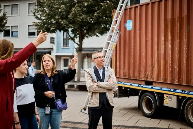 Gabriele Engelhardt (links) und Wirtschaftsförderer Christoph Hodapp (rechts) beim Aufstellen der Container | Foto: Markus Dietze