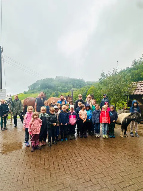 Kinder und Betreuer des Kappelrodecker Kinderferienprogramms auf dem Simmehof 
 | Foto: Gemeinde Kappelrodeck/Jasmin Liebich