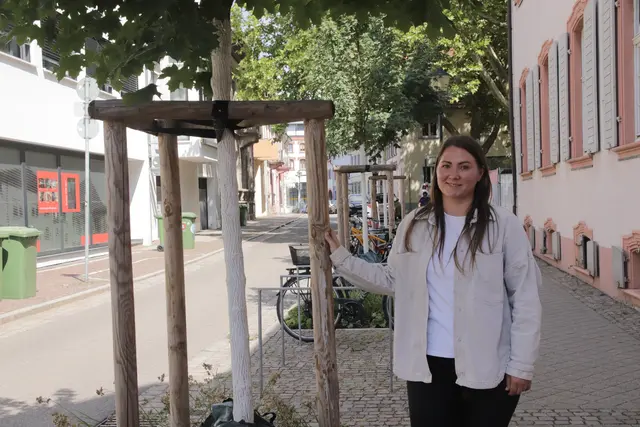 Drei Ahorn und zwei Zierapfel wurden im Frühjahr 2024 in der Ritterstraße gepflanzt, freut sich Vera Dreher. | Foto: Stadt Offenburg/Walz