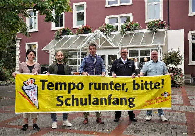 Pünktlich zum Schulstart sind die aktualisierten Schulwegepläne fertiggestellt. Gemeinsam zogen sie dafür an einem Strang (v.l.n.r.): Saskia Fies und Samer Nastah (Stadtentwicklung), Oberbürgermeister Gregor Bühler, Wolfram Kiefer (Leiter des Polizeipostens Oberkirch) und Mathias Benz (Fachbereichsleiter Bildung &amp; Kultur). | Foto: Denise Burkart/Stadt Oberkirch