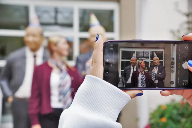 Bis zum 12. Oktober können "Alltagsmenschen"-Begeisterte ihre lustigsten, ausgefallensten und kreativsten Fotos mit den Figuren auf ihren Social-Media-Accounts teilen und damit am Fotowettbewerb teilnehmen. Die Teilnahmebedingungen sind auf der Homepage der Stadt Oberkirch zu finden. | Foto: Denise Burkart/Stadt Oberkirch