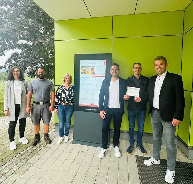 Daniela Jülg (v. l.) von der Ortsverwaltung Waldulm, Bauhofleiter Norbert Kimmig, Leiterin Tourismus Bianca Lang, Bürgermeister Stefan Hattenbach, Geschäftsführer LEADER, Michael Heizmann, und Ortsvorsteher Johannes Börsig am neuen Infoterminal vor der Pfarrberghalle Waldulm | Foto: Jasmin Liebich/Gemeinde Kappelrodeck