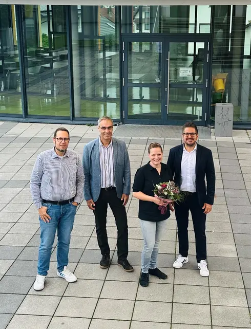 Konrektor Andreas Volz (v. l.), Schulleiter Bertram Walter, Konrektorin Stefanie Schirmaier gemeinsam mit Bürgermeister Stefan Hattenbach bei der Begrüßung in Kappelrodeck | Foto: Jasmin Liebich/Gemeinde Kappelrodeck