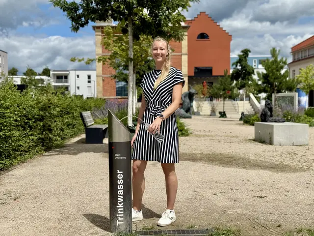 Alexandra Dreyer freut sich, dass die sechs Trinkstelen gut angenommen werden. | Foto: Stadt Offenburg/Sester