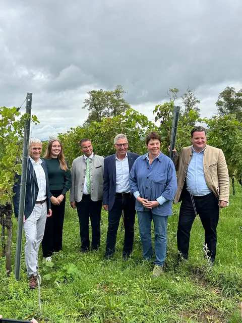 Martin Löffer, Bürgermeister Müllheim (v. l.), die Badische Weinkönigin Tina Glur, Minister Peter Hauk, Weinbaupräsident Zeller, Winzerin Andrea Engler-Waibel und Geschäftsführer Holger Klein | Foto: Badischer Weinbauverband