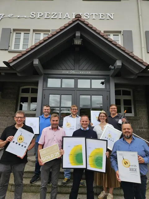 Freuen sich über das gute Abschneiden bei der AWC Vienna: Rüdiger Nilles (erste Reihe, v. l.), Leopold Laible, Alexander Laible und Stephan Danner. Dahinter stehen Andreas Laible (v. l.), Christian Huber,Weinprinzessin Sophia Männle und Thomas Männle. | Foto: Durbacher Winzer