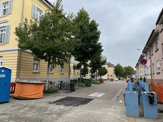 Die Baustelle für die Verlegung der Fernwärme in der Offenburger Nordweststraße zieht von der Rheinstraße in die Zeppelinstraße. | Foto: gro
