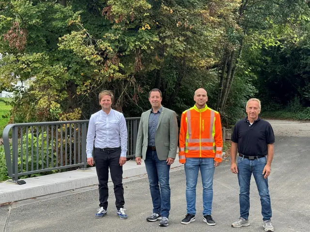 Marcus Glaser (v. l.), Fachgebiet Tiefbau Stadt Achern, Oberbürgermeister Manuel Tabor, Tobias Graf, RS-Ingenieure, und Markus Echle, Echle Bau GmbH &amp; Co. KG Lahr
 | Foto: Tom Löffler/Stadt Achern