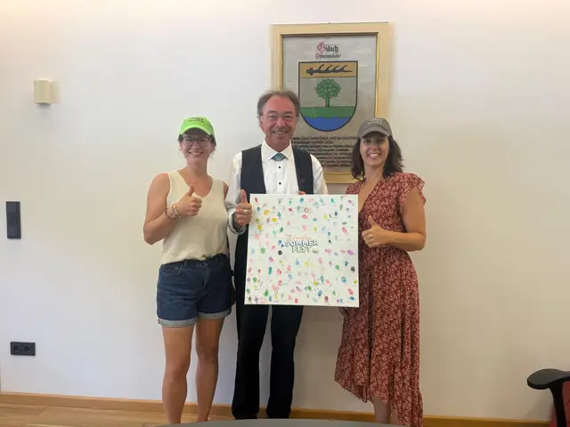 Melanie Seeger (l.) und Sarah Breithaupt vom Verein zur Förderung der Kinder und Jugendlichen in Gutach e.V. überbrachten Bürgermeister Eckert ein Dankeschön für die Unterstützung der Gemeinde. | Foto: Gemeinde Gutach