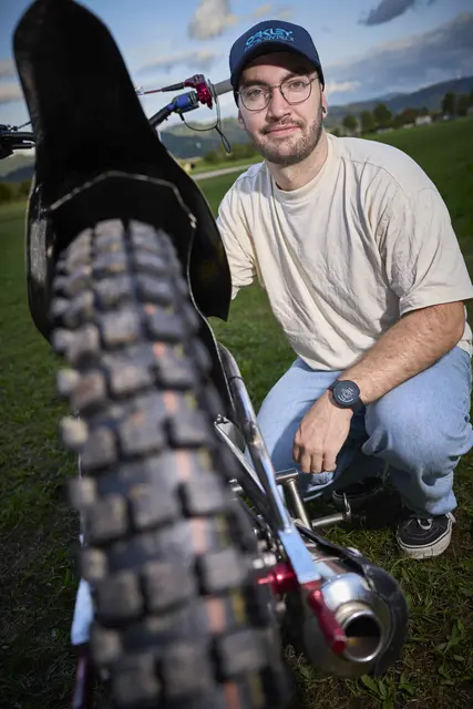 Der Offenburger Morris San Millan fährt seit frühester Jugend Motorrad – seit 2022 bestreitet er mit Leidenschaft Speedway- und Grasbahnrennen in ganz Deutschland.  | Foto:  Michael Bode