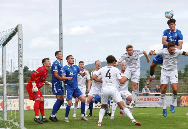 Der SV Oberachern (blaues Trikot) musste sich trotz Führung mit einem 2:2-Unentschieden gegen den TSV Essingen begnügen. | Foto: FS