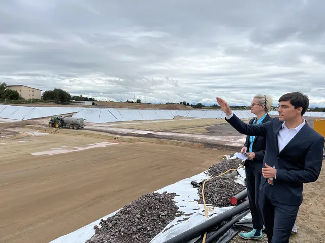 Claudia Bauer-Rabe und Projektsteuerer Simon Delpy, PSB Wasner, auf der Baustelle des neuen Ortenau Klinikums in Offenburg | Foto: gro