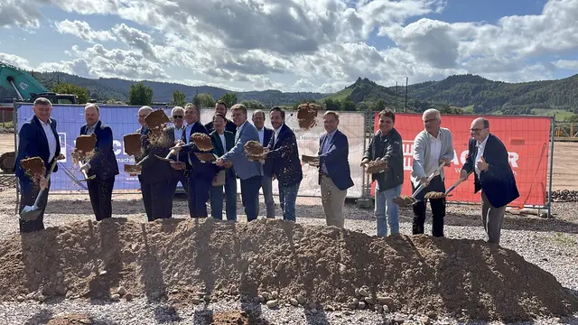 Spatenstich für den neuen Unternehmenssitz der Stadtbäckerei Dreher in Gengenbach: Armin Becherer, Sparkasse Freiburg (v. l.), Matthias Prudner, Sparkasse Pforzheim/Calw, Jürgen Riexinger, Sparkasse Offenburg-Ortenau, Inhaber Markus Dreher, Constanze Dreher, Landrat Thorsten Erny, Lukas Dreher, Bürgermeister Sven Müller, Architekt Jürgen Müller, Ulrich Moosmann, Geschäftsführer Wackerbau, und Sebastian Lebek, Sparkasse Kinzigtal | Foto: gro