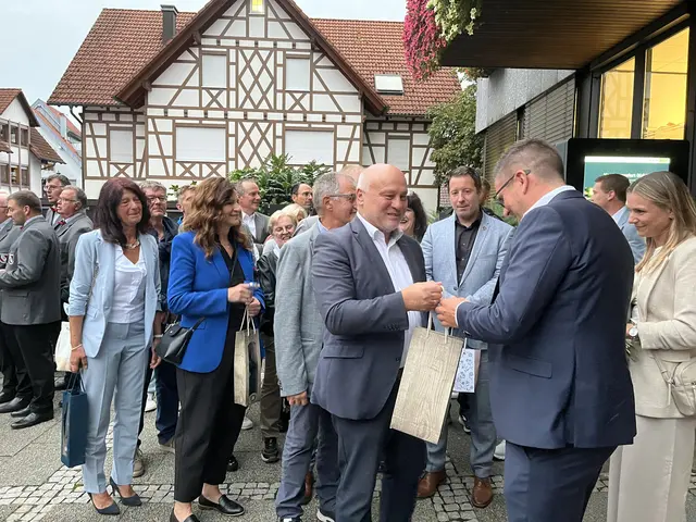 Viele Amtskollegen waren vor Ort und gratulierten dem frische gewählten Stefan Hattenbach.  | Foto: mak